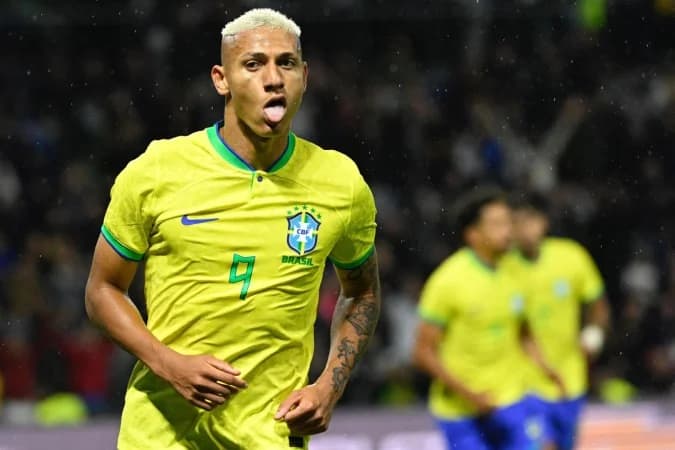 Richarlison ironiza Flávio Bolsonaro, e Neymar entra na brincadeira