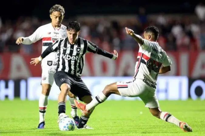 Em tempos distintos e gol no fim, São Paulo e Botafogo empatam no Morumbis