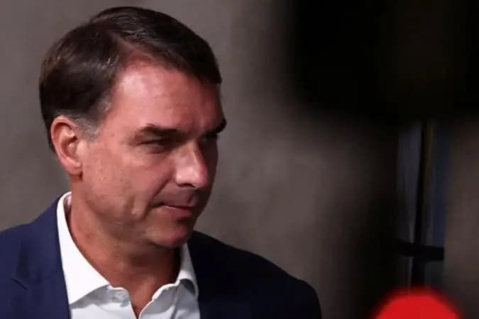 Por que Flávio Bolsonaro foi intimado a entregar os passaportes?