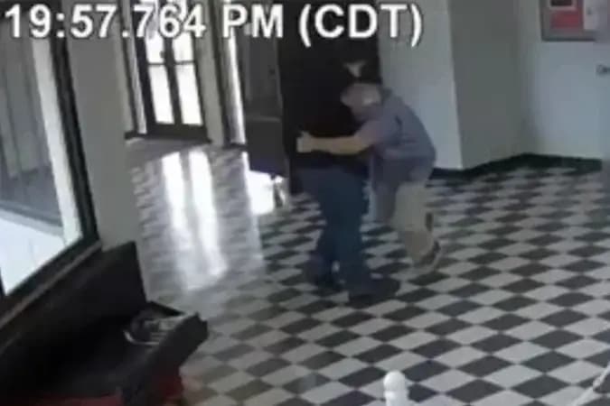Diretor de escola nos EUA derruba atirador e impede ataque
