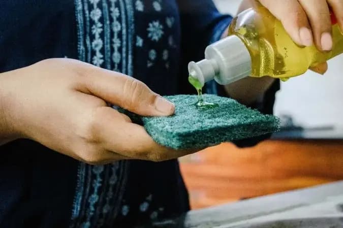 Anvisa suspende marca famosa de detergente e manda recolher produtos
