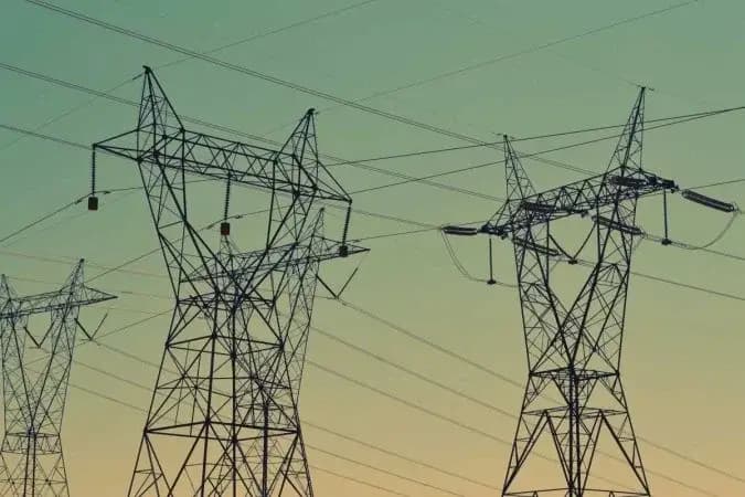 Conta de luz no Brasil pesa mais no bolso do que em 77 países