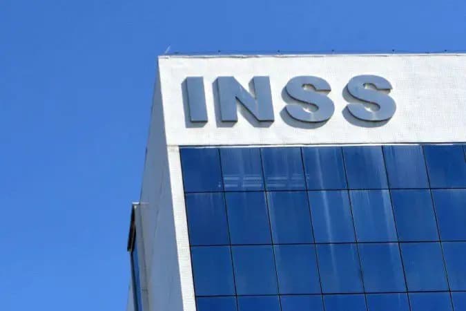 Lula sanciona lei que proíbe descontos automáticos em benefícios do INSS