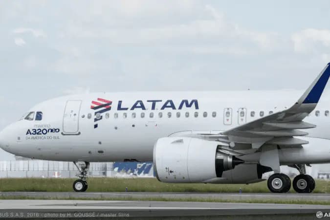 Voo atrasa após passageiro retirar bagagem e se negar a sair de avião