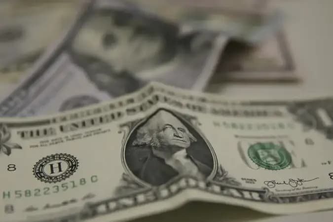 Dólar recua após disparada e Bolsa abre esta terça-feira (27) em alta