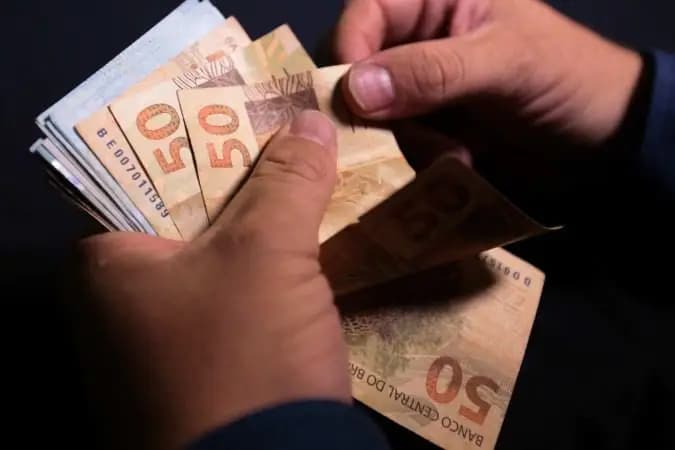 Novo salário mínimo e nova tabela do IR já estão valendo