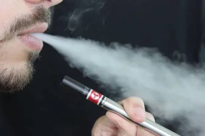 Cigarros eletrônicos comprometem vasos sanguíneos, mostra estudo