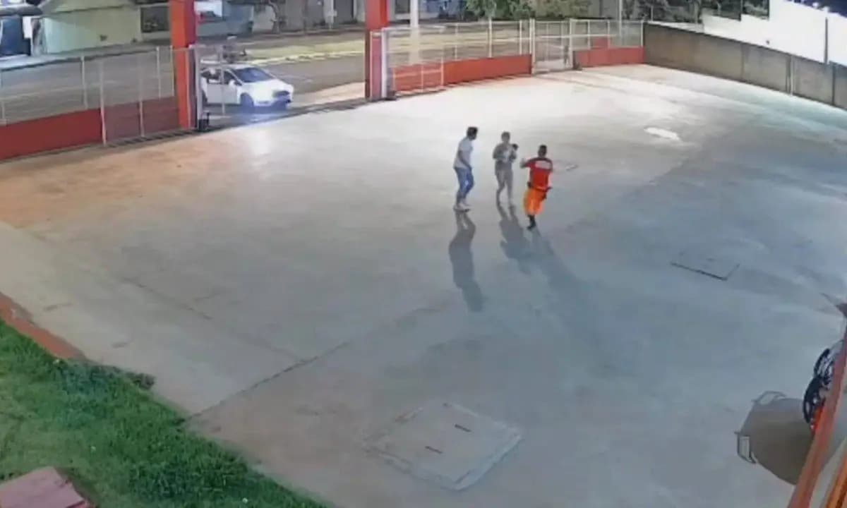 Pais entram em batalhão e bombeiro salva bebê engasgada; veja vídeo