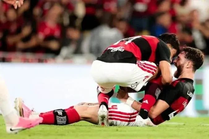 Pênalti no fim para o Flamengo irrita rivais na web: "Piada"