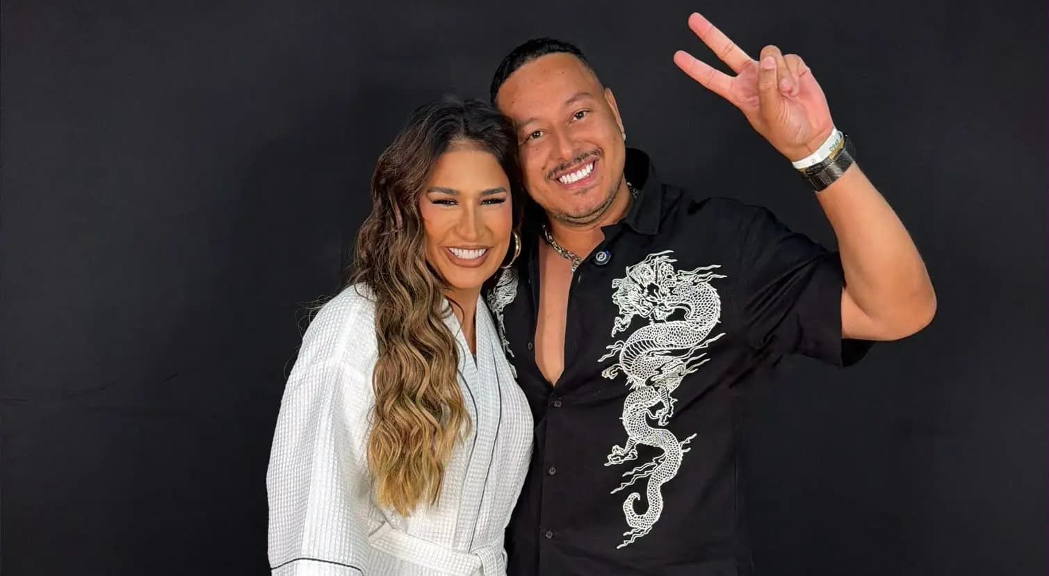 Clube FM entrega promoção do Camarim com a Simone Mendes para casal de ouvintes
