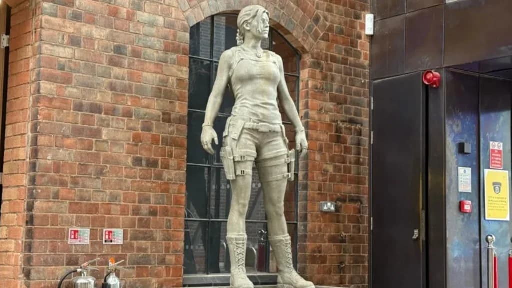 Estátua de Lara Croft com 2,7 metros vai passar por um museu antes de endereço definitivo