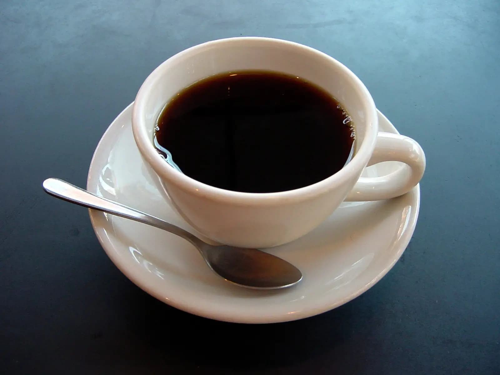 Primeira xícara de café do dia deixa as pessoas mais felizes