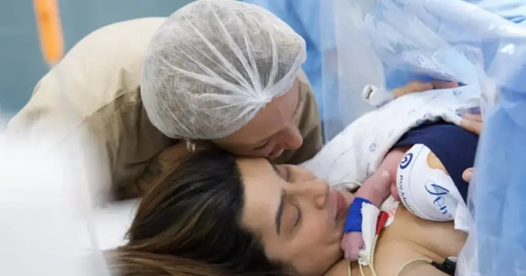 Lauana Prado e Tati Dias mostram obras de nova mansão da família
