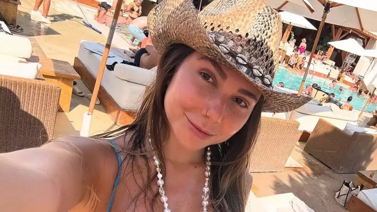 De biquíni, Carol Portaluppi surge deslumbrante praia e agita a web: “Mulherão”