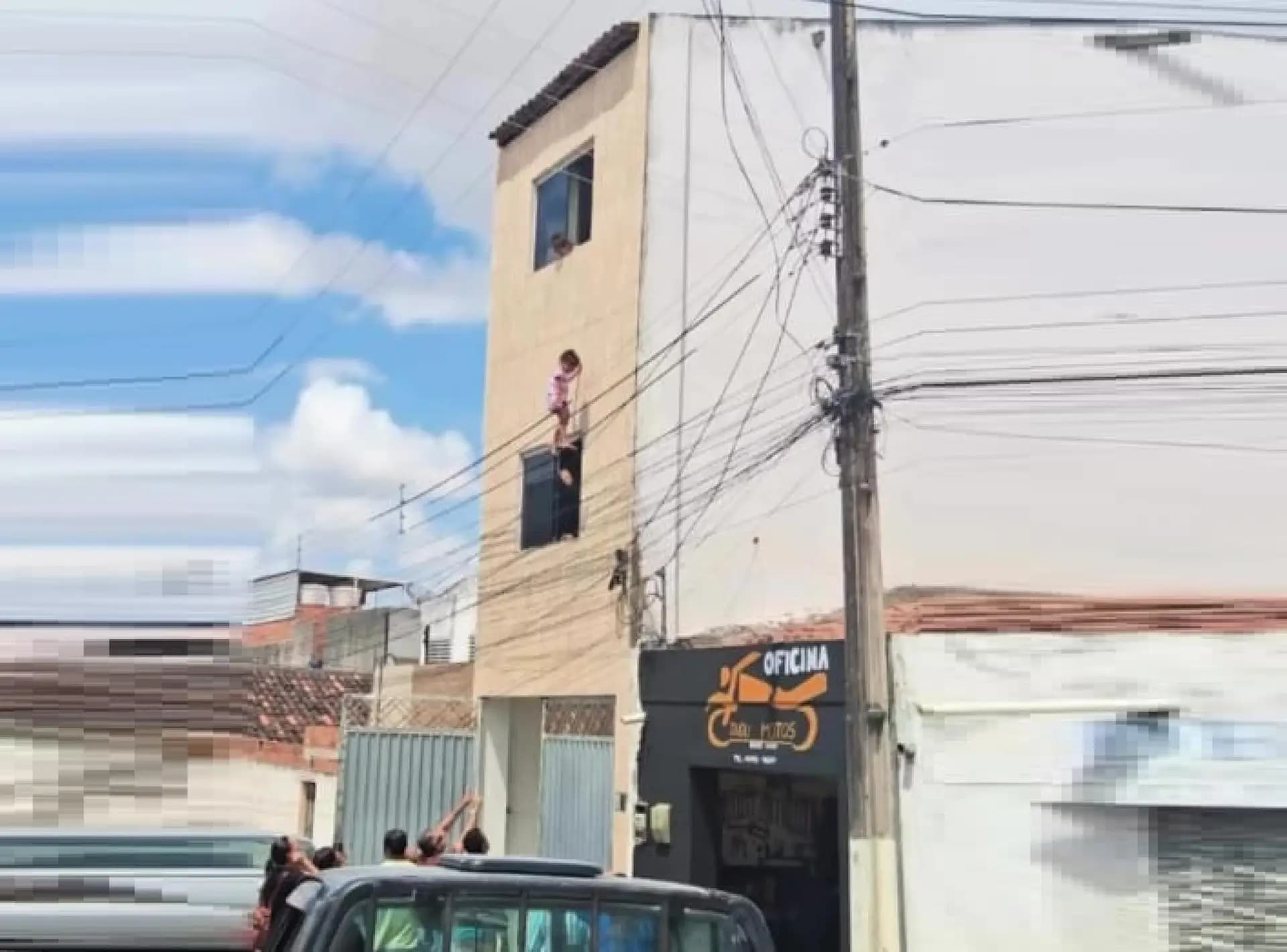 Soldado da PM-AL salva criança pendurada em fiação elétrica em Delmiro Gouveia