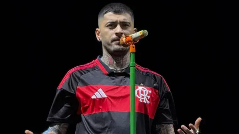 Zayn veste camisas do Flamengo e do Palmeiras em show histórico no Brasil