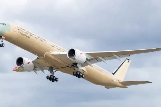 Avião que fará a rota comercial mais longa do mundo realiza primeiro voo de teste