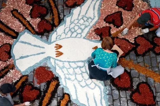 Qual a origem do feriado de Corpus Christi e como a data é celebrada no Brasil?