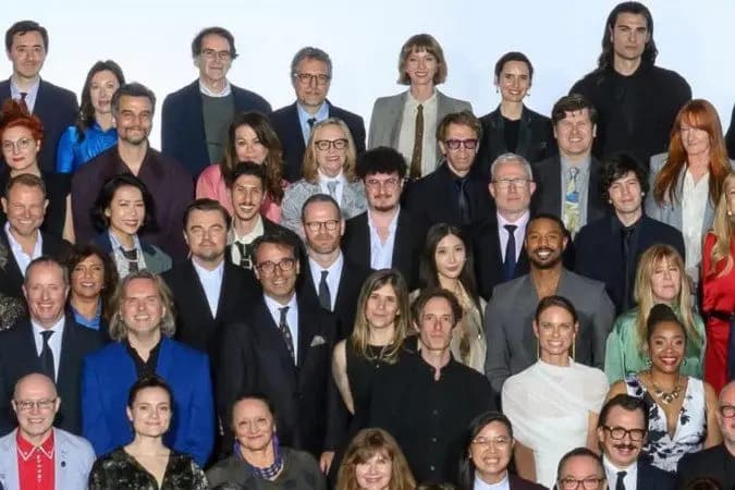 Wagner Moura e Kleber Mendonça Filho posam em foto oficial do Oscar 2026