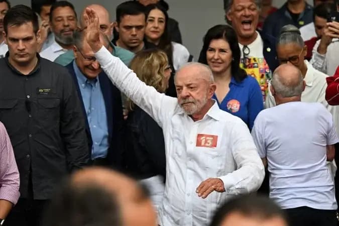 Lula é reeleito presidente do Brasil em virada histórica
