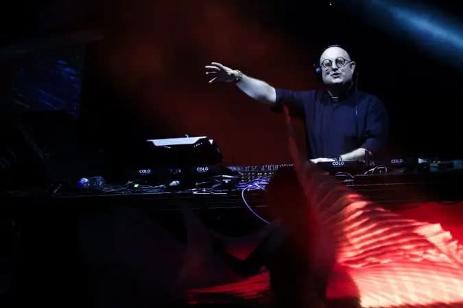 Padre DJ homenageia o papa Francisco em 'rave' em Buenos Aires