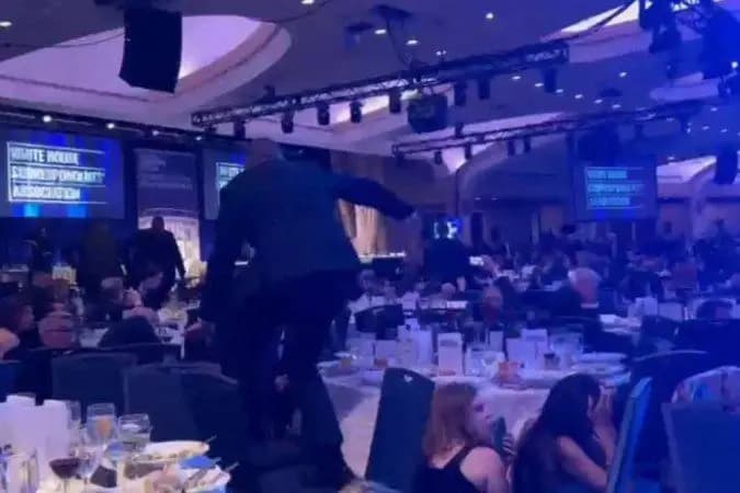 Imagens mostram clima de tensão durante tiroteio em evento com Trump