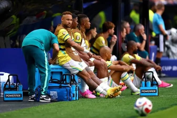 Neymar tira onda e retruca 'guru' alemão: "Favor tentar na próxima"