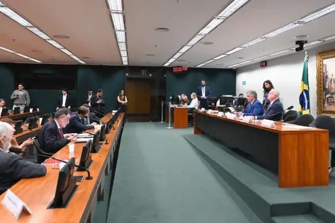 CCJ retoma análise do fim da escala 6x1 e pressiona por votação até maio