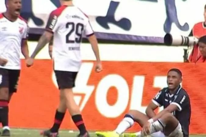Jogador do Remo é expulso por gesto obsceno contra o Athletico