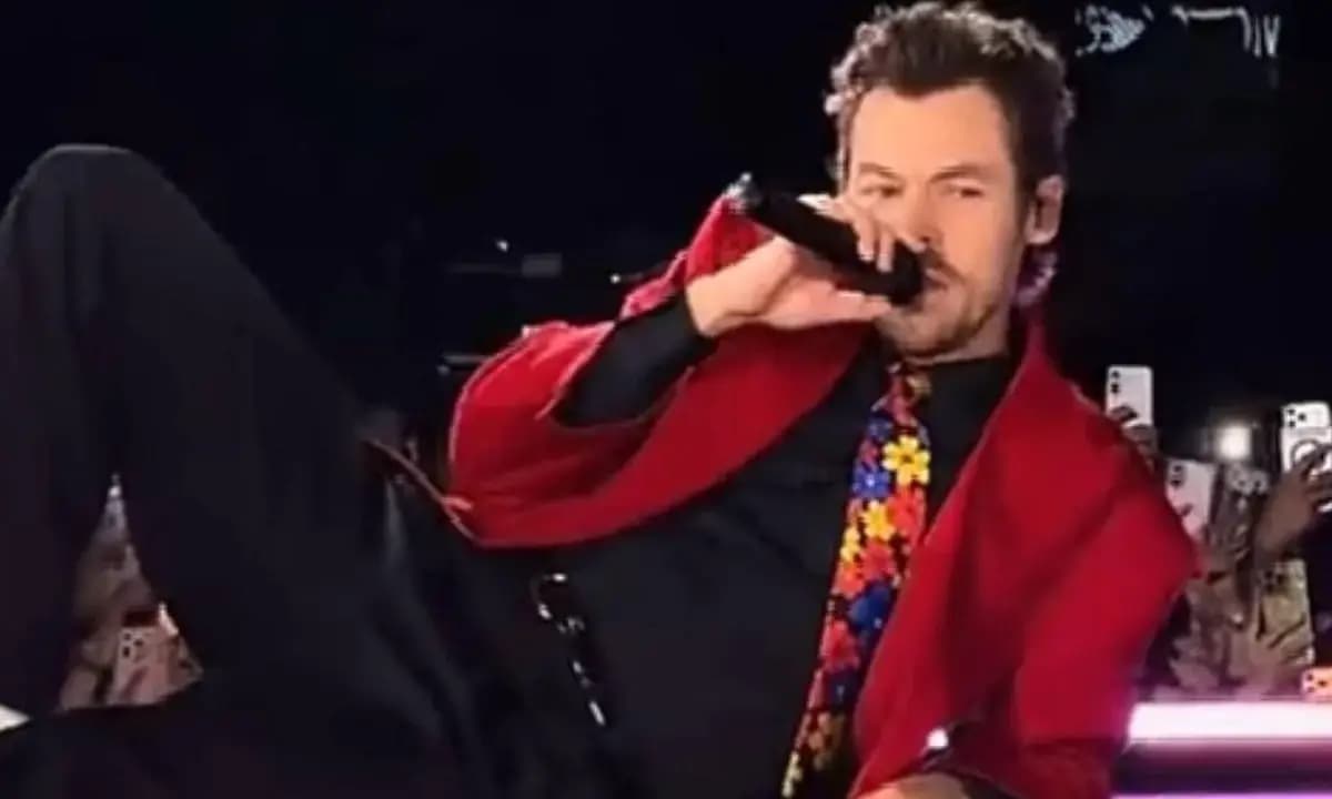 Harry Styles escorrega em palco molhado e transforma tombo em piada