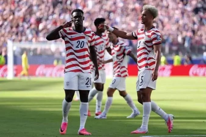 Com um a menos, Estados Unidos vence a Bósnia e avança na Copa