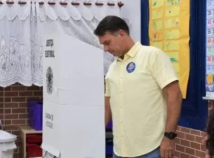 Reação de mesária com Flávio Bolsonaro rouba a cena no Rio