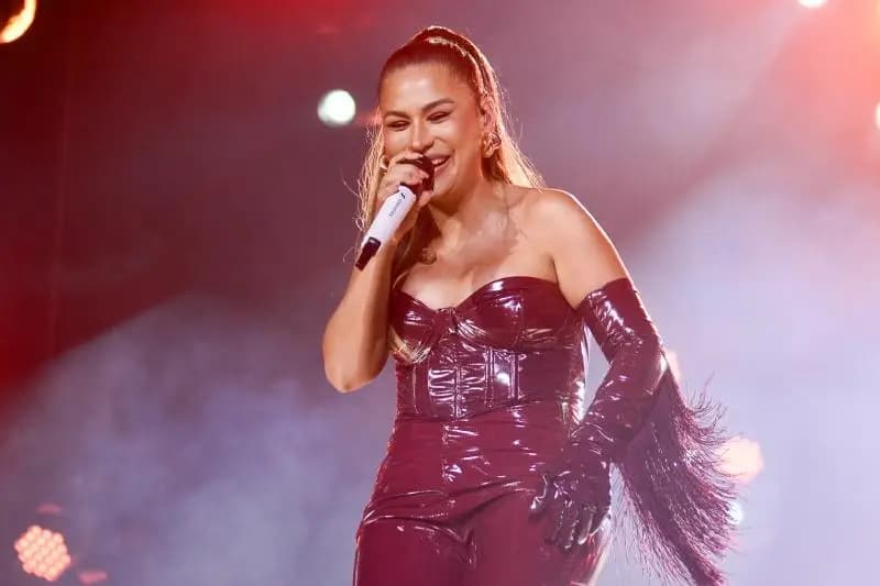 Cantora Simone Mendes comanda Palco Estádio e se emociona em Barretos